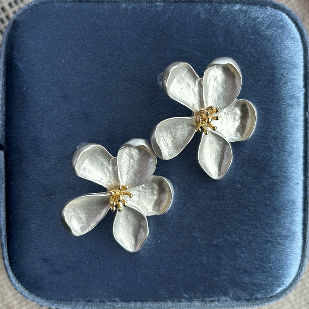 NWT Beautiful  metal flower earrings